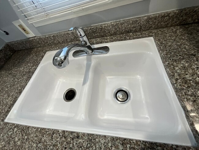 Building Photo - Studio Apartment - North Hollywood -Move I...