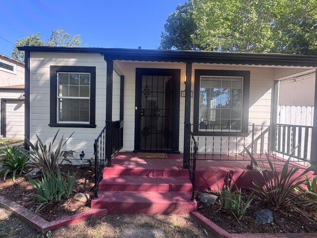 Building Photo - 2-Bedroom Home in the State Streets!