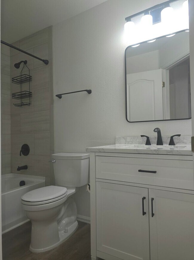 Building Photo - Beautiful townhouse with updated bathrooms. Available now!