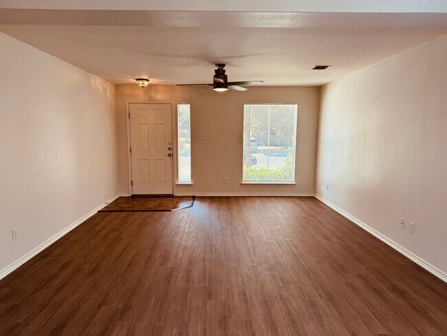 Building Photo - 3 Bedroom/2.5 Bath Springwood Subdivision