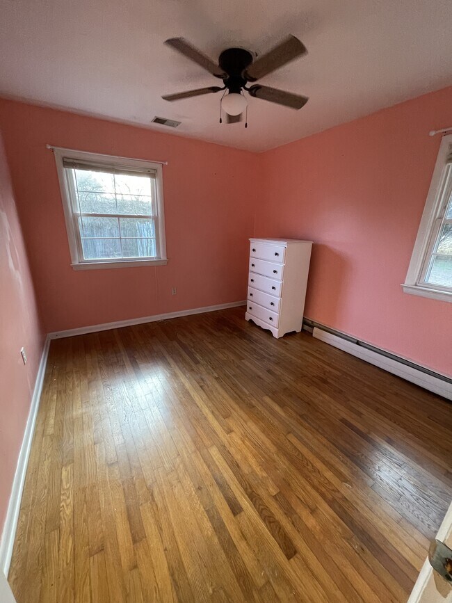 Building Photo - 1002 Sherwood Cir