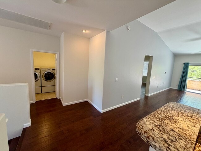Building Photo - Close to shopping and easy access to Freeway!!!