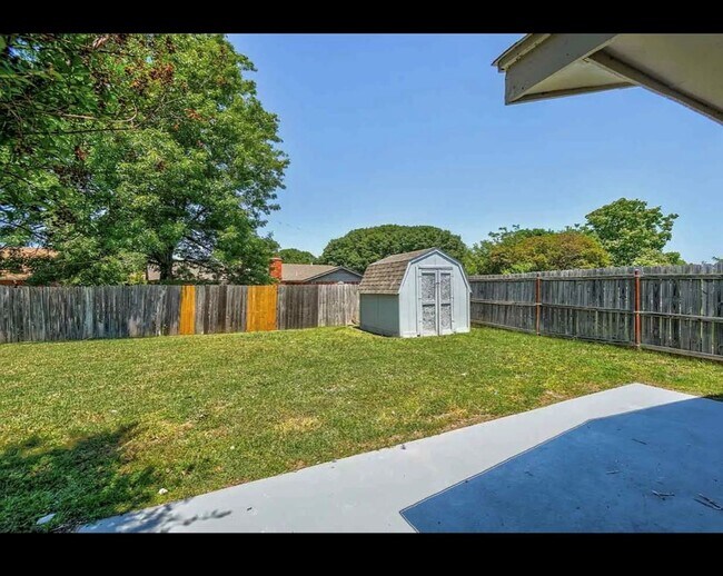 Building Photo - Beautiful newly remodeled home located in ...