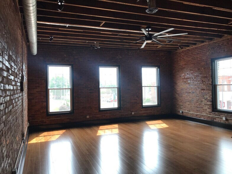 Building Photo - 426 Main St