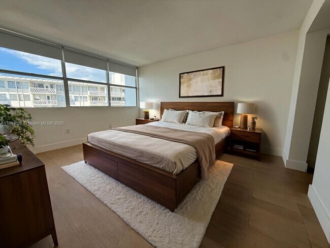 Building Photo - 1420 Brickell Bay Dr