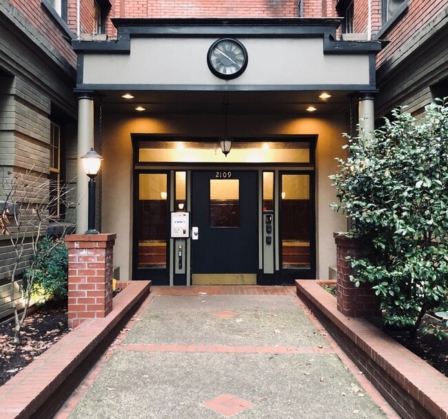 Building Photo - Cozy Nob Hill 1bd - Walk Everywhere! Gas Fireplace, Bonus Storage, Most Utilities Included!