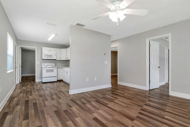 Building Photo - Beautifully Updated 3/2 in Bradenton — Up ...