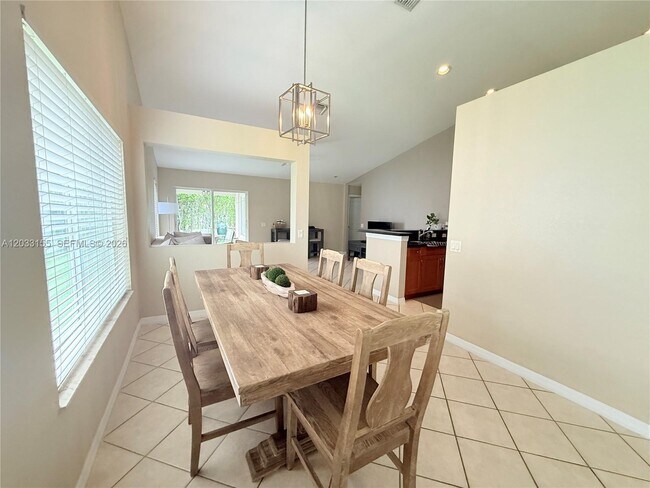 Building Photo - 1530 Canary Island Dr