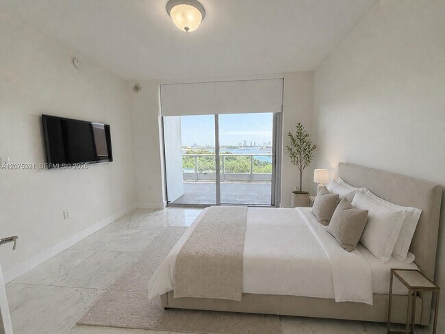 Building Photo - 900 Biscayne Blvd