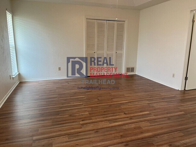 Building Photo - 6400 Espana Dr