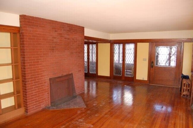 Building Photo - The Lamp House - 4 Br., 3 Bath Home  Available 8/15/2026-8/14/2027