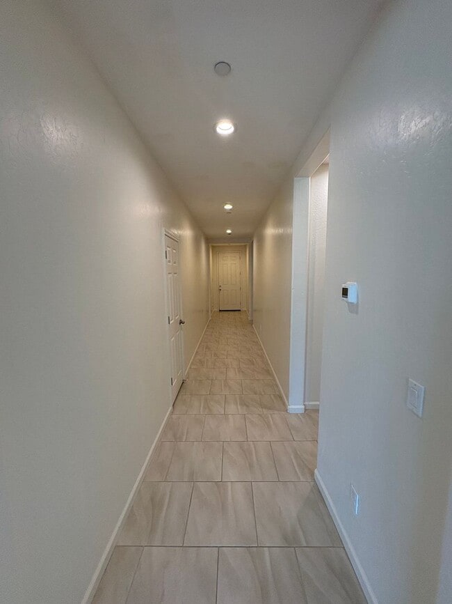 Building Photo - Comfortable NW Visalia Home Rent Ready!