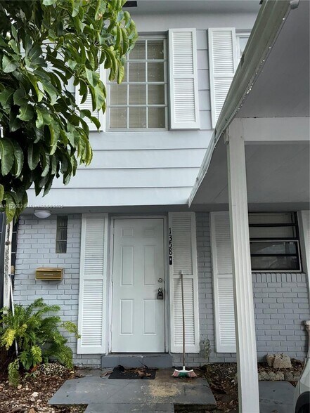 Building Photo - 1358 W 69th St