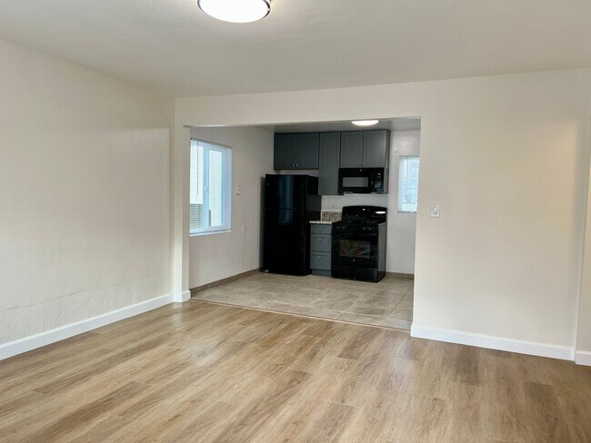 Building Photo - 2BD 1BA Apt Next to USD - Spacious Upstairs Unit, Pet Friendly, 1 Parking Space, No Carpet, Onsit...