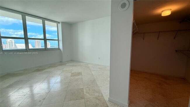 Building Photo - 1155 Brickell Bay Dr