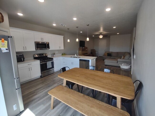 Building Photo - 527 N 550 W