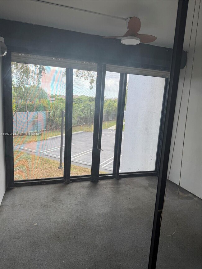 Building Photo - 215 Lake Pointe Dr