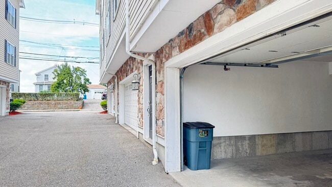 Building Photo - 75 Brackett St