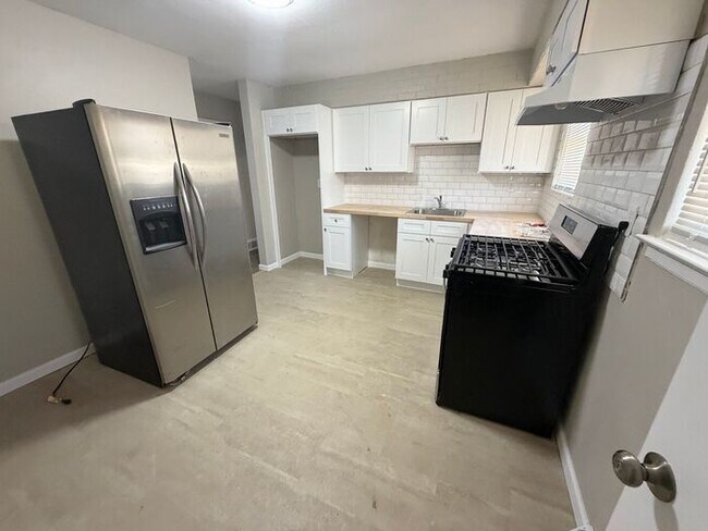 Building Photo - 3 Bed 1 Bath Berkeley home