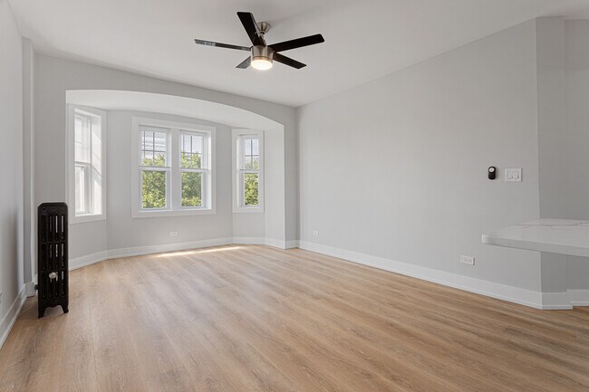 Building Photo - 1608 W Sherwin Ave
