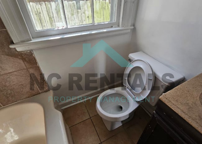 Building Photo - 1006 Panola St