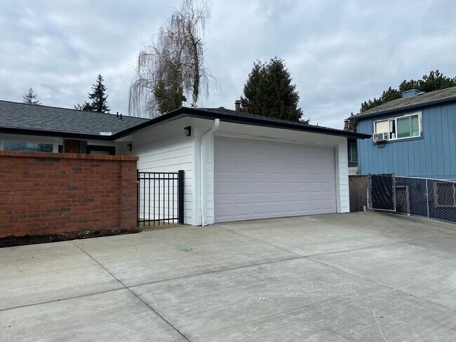 Building Photo - 4351-4351 NE 82nd Ave
