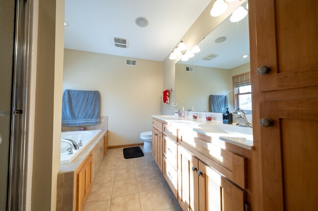 Building Photo - 572 Danube Ave