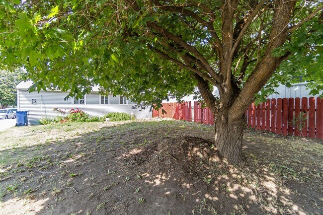 Building Photo - Single Family Home on Spokanes North Side!!