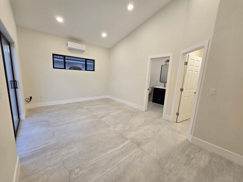 Building Photo - 13990 Putney Rd