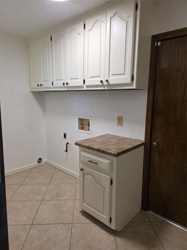 Building Photo - 8100 N Bridgeport Ln