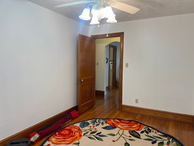 Building Photo - One Level Home! 3bed/1 bath with extra-lar...