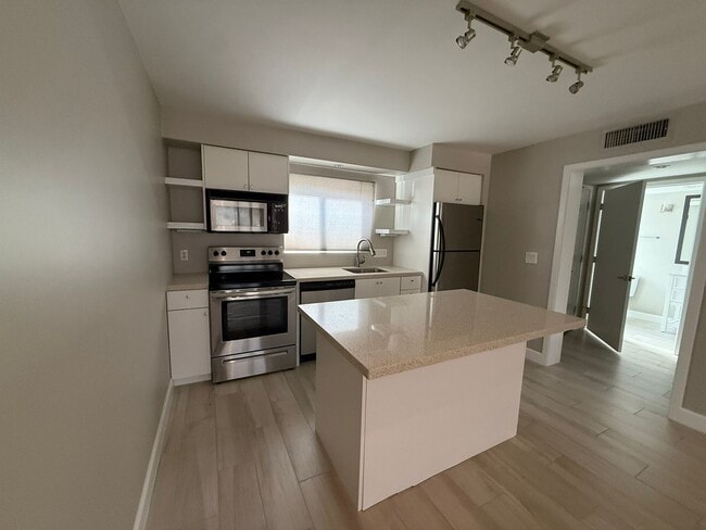 Building Photo - Modern Vintage in Old Town