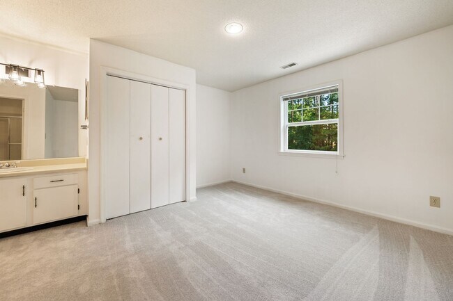 Building Photo - Updated 2BR/2.5BA in Fantastic Chapel Hill Location! Convenient to I-40!