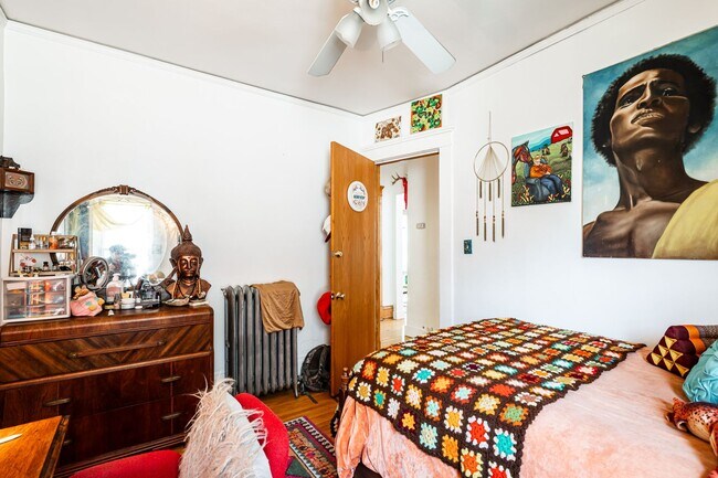 Building Photo - Bright and Sunny 3 Bedroom Upper