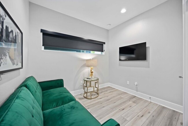 Building Photo - 705 Gregg St