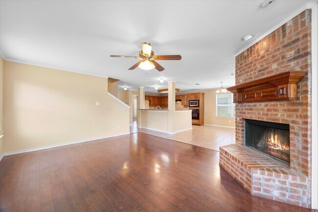 Building Photo - 1100 Camelot Dr