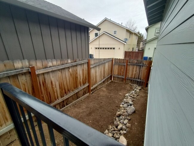 Building Photo - Spacious 3 bedroom 2.5 bath w/ an office a...