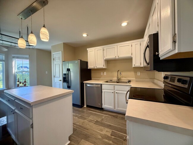 Building Photo - Beautiful 4 Bedroom Home for Rent – Pet Fr...