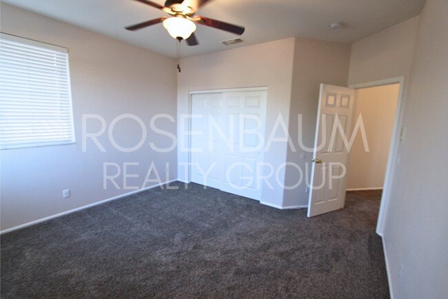 Building Photo - 5-beds, 3-baths Waterfront home in Gilbert...
