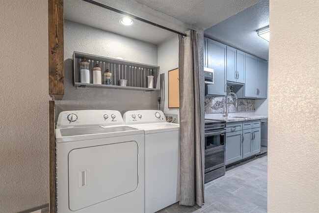 Building Photo - 3303 W Greenridge Dr