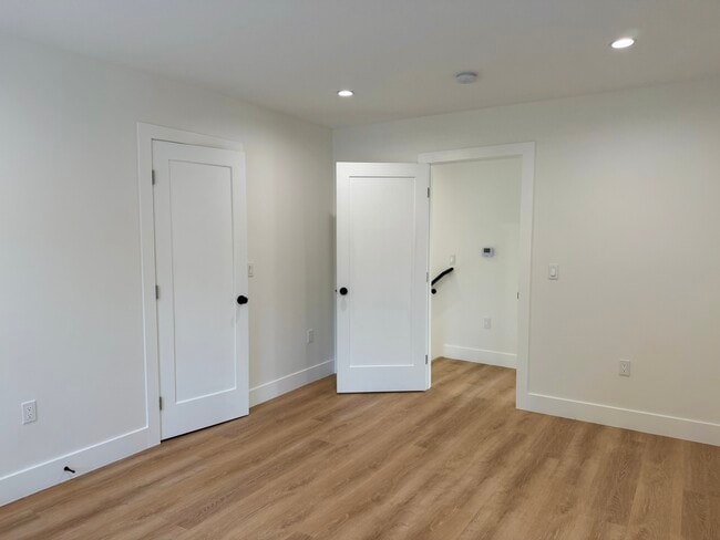 Building Photo - 678 E 45th St