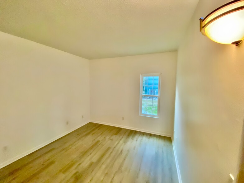 Master bedroom. - 4240 Wilshire Blvd