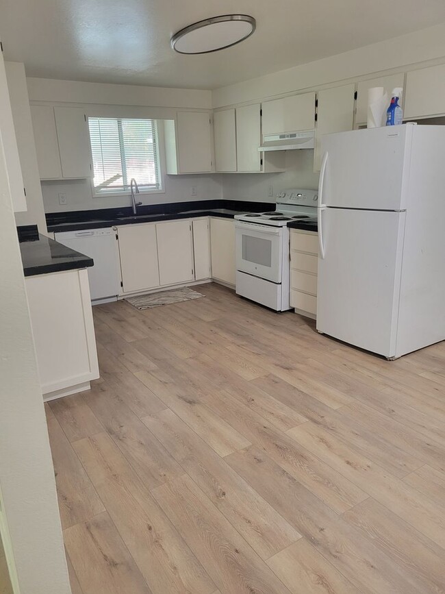 Building Photo - 3 bed/2 bath