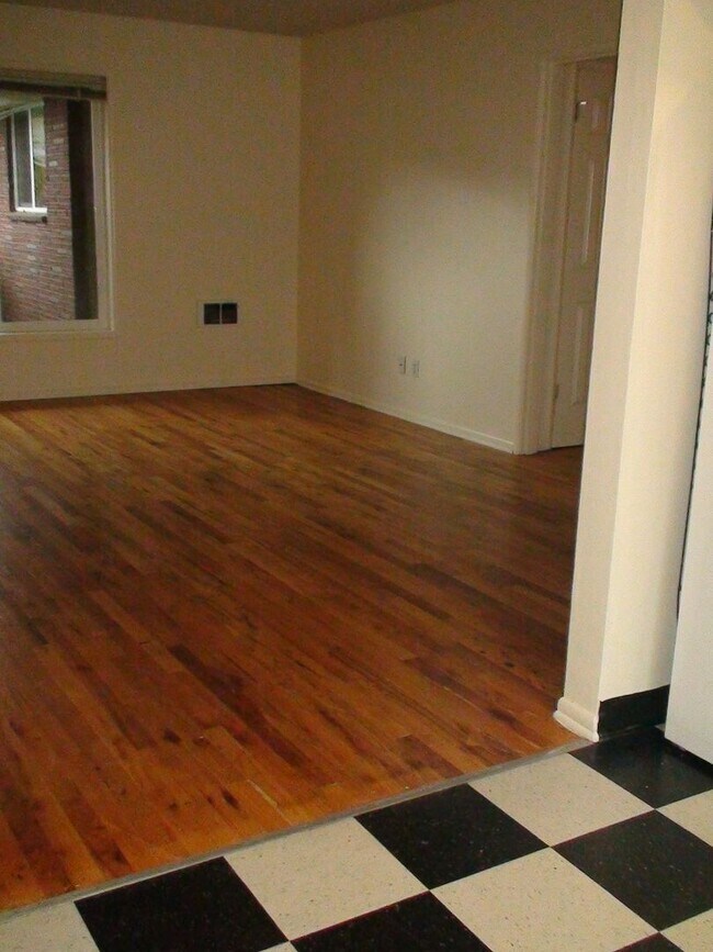 Building Photo - Bottom level 2bed, off street parking, hardwoods, all pets welcome!