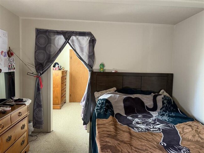 Building Photo - 4 Bedroom House for Rent