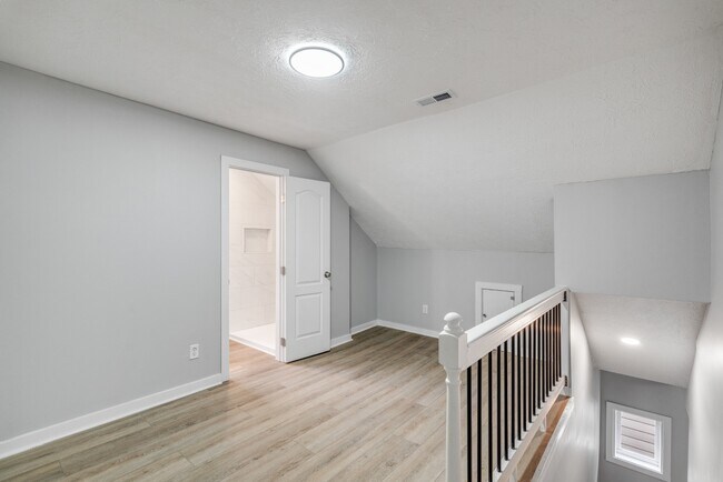 Building Photo - 2224 N Kenwood Ave
