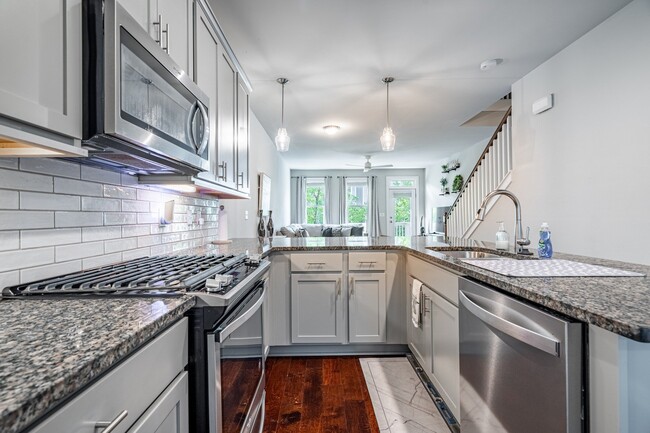 Building Photo - Furnished, 6 - 9 Month lease available.  L...