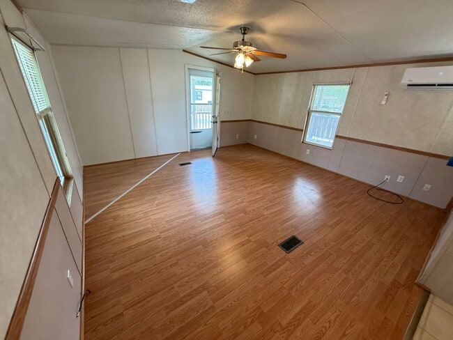 Building Photo - 2 Bedroom 1 Bath House With Covered Patio,...