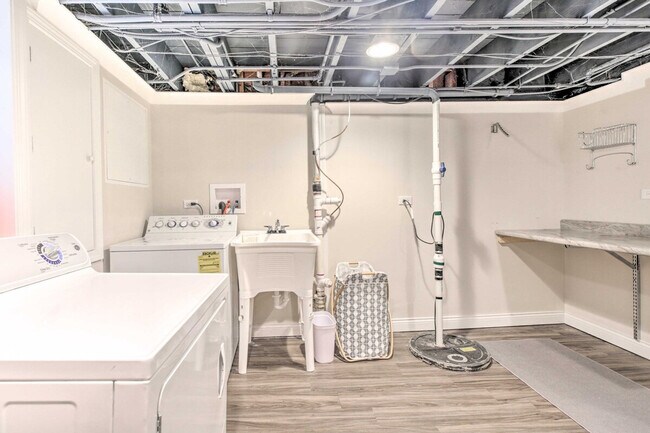 Building Photo - 696 Crescent Blvd