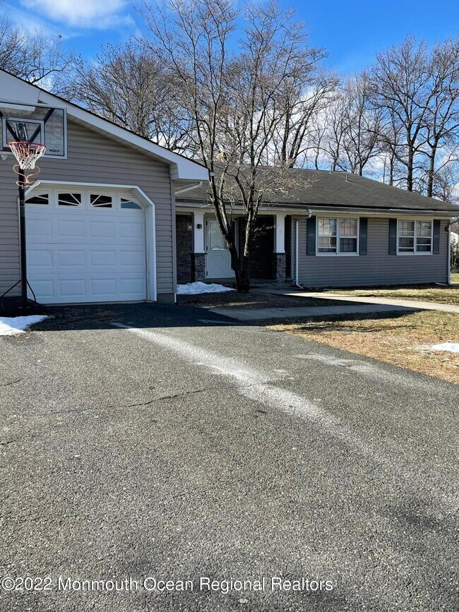 Building Photo - 3 Windsor Dr